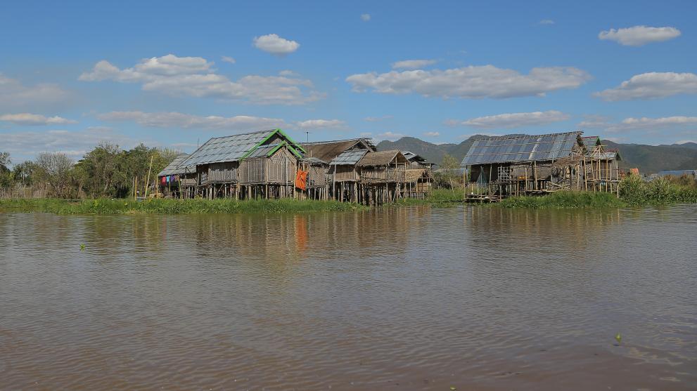 Наводнения и свлачища, причинени от мусонните дъждове в Мианмар, са