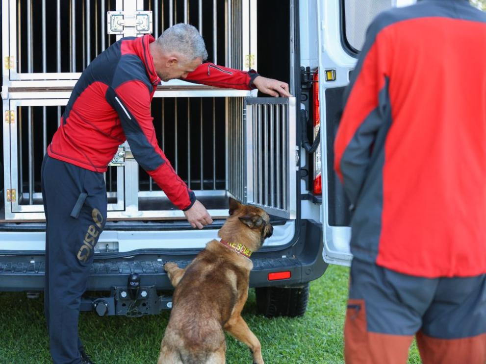 Десет екипа от спасителни кучета тренират усилено, за да се