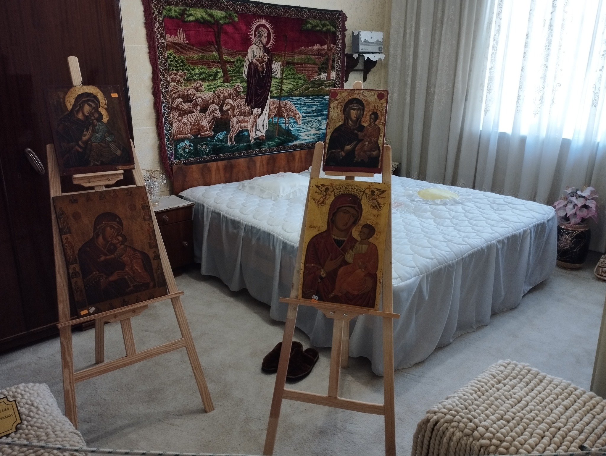  Спалнята на пророчицата, където бяха подредени иконите й.