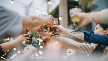 младежи млади хора празнуват