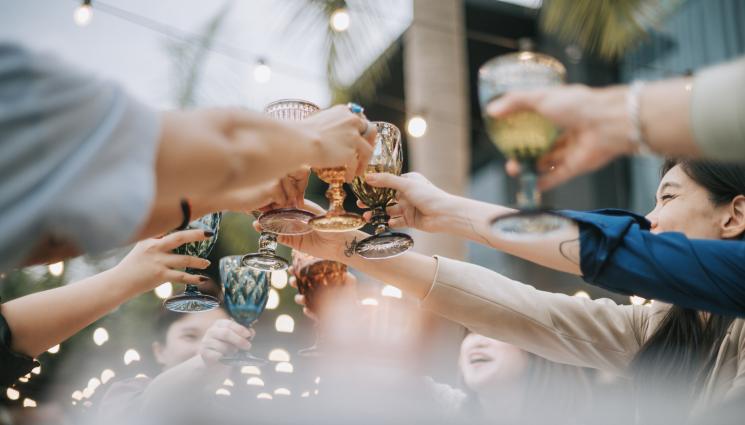 младежи млади хора празнуват - ДА ПОЧЕРПЯТ! Международният ден на младежите е!