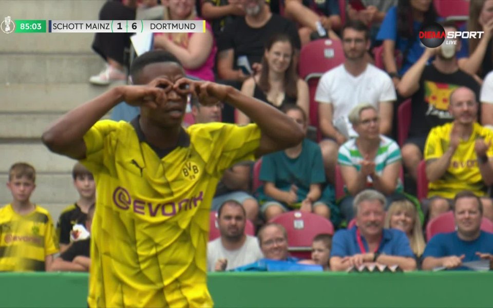 Борусия Дортмунд започна сезона с убедителна победа, като спечели с