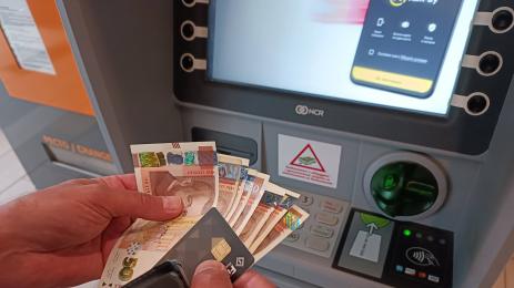 пари банкомат заплата банкноти