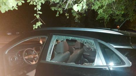 автомобил счупени стъкла вандализъм