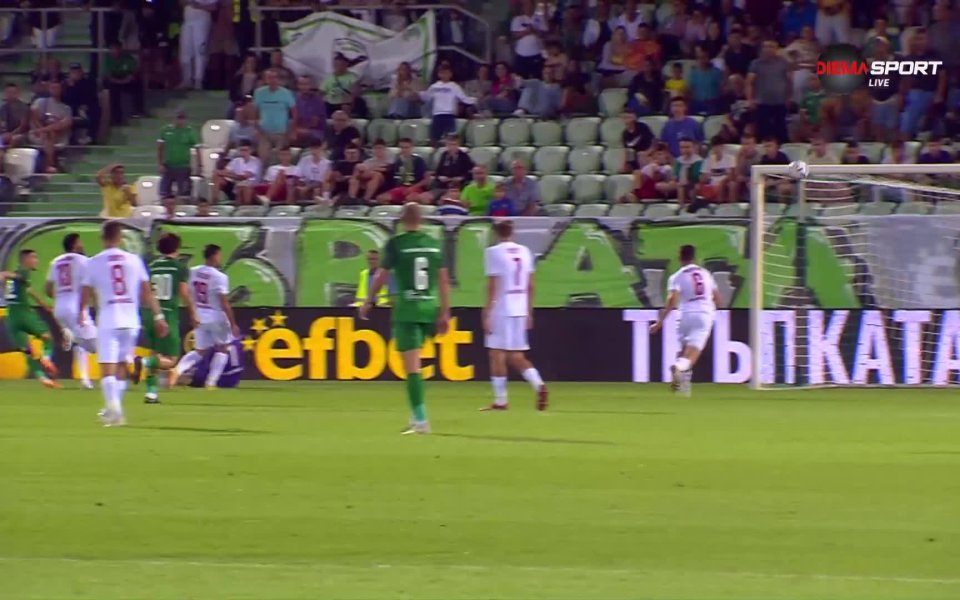 Само напречната греда раздели Иван Йорданов от гол срещу ЦСКА.