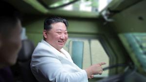 Севернокорейският ръководител Ким Чен Ун посети ключови военни заводи включително