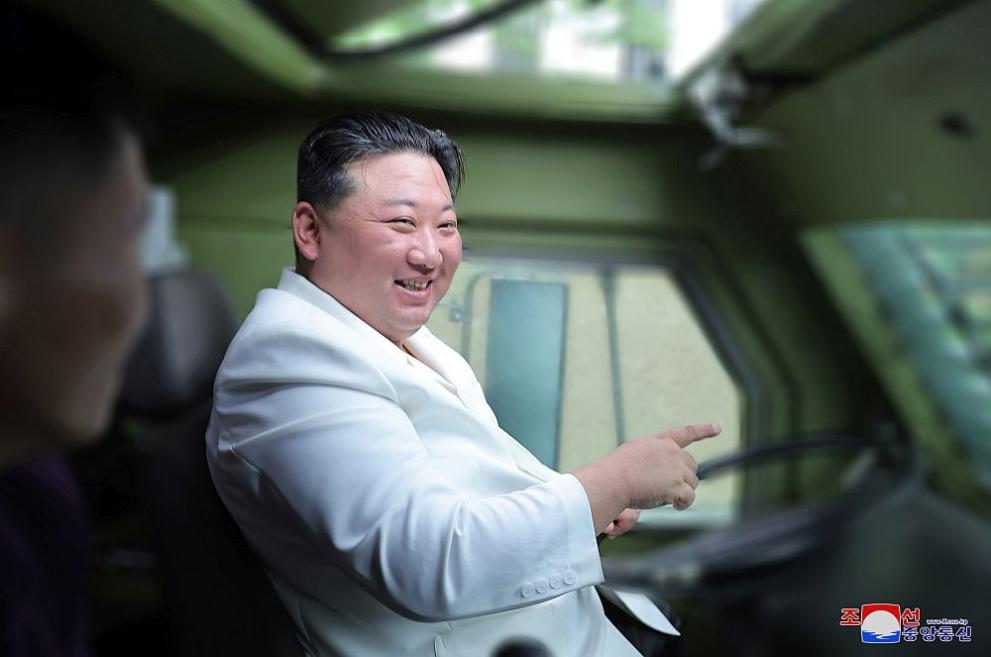 Севернокорейският ръководител Ким Чен Ун посети ключови военни заводи, включително