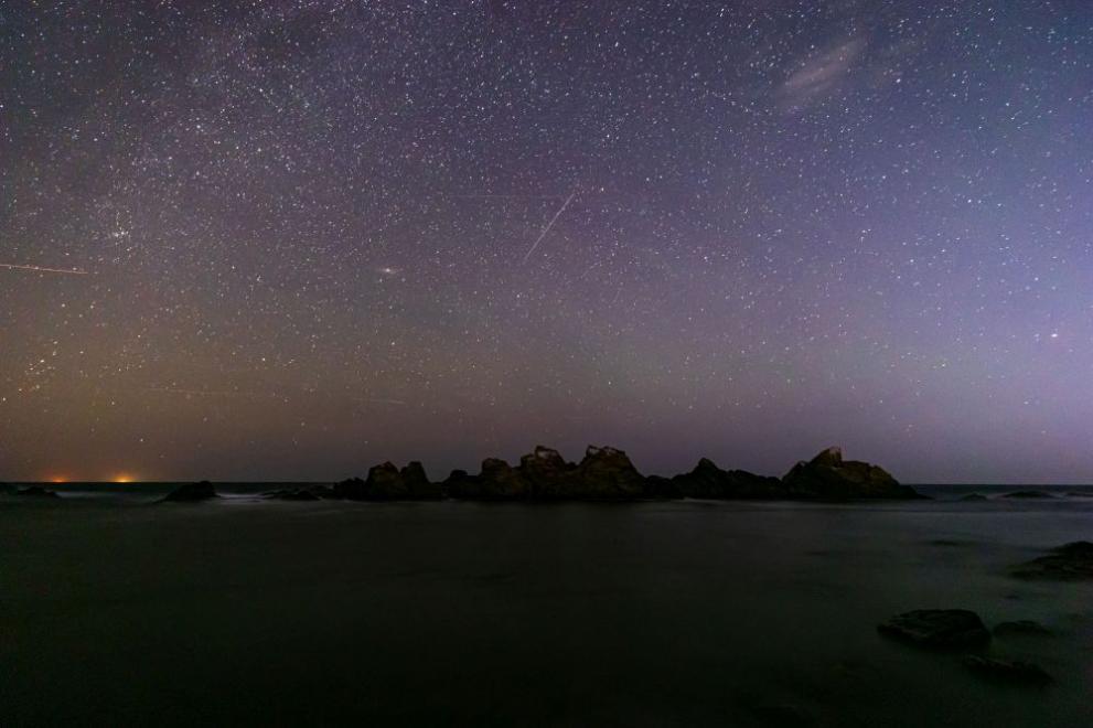 Нощно небе над брега на Черно море в близост до