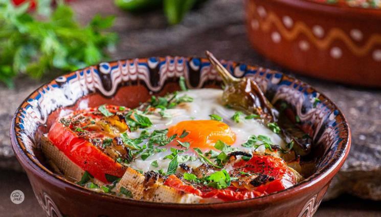 рецепти - Традиционни специалитети: Апетитно и бързо сирене по шопски или салата в домат