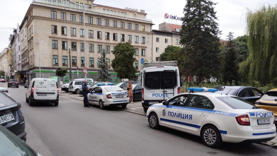 Зрелищна гонка на нелегални мигранти с жандармерията в центъра на София (СНИМКИ)