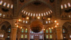 Турските власти са започнали разследване заради модна фотосесия в джамията