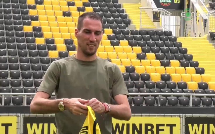 Ивелин Попов позира с фланелката на Ботев Пловдив