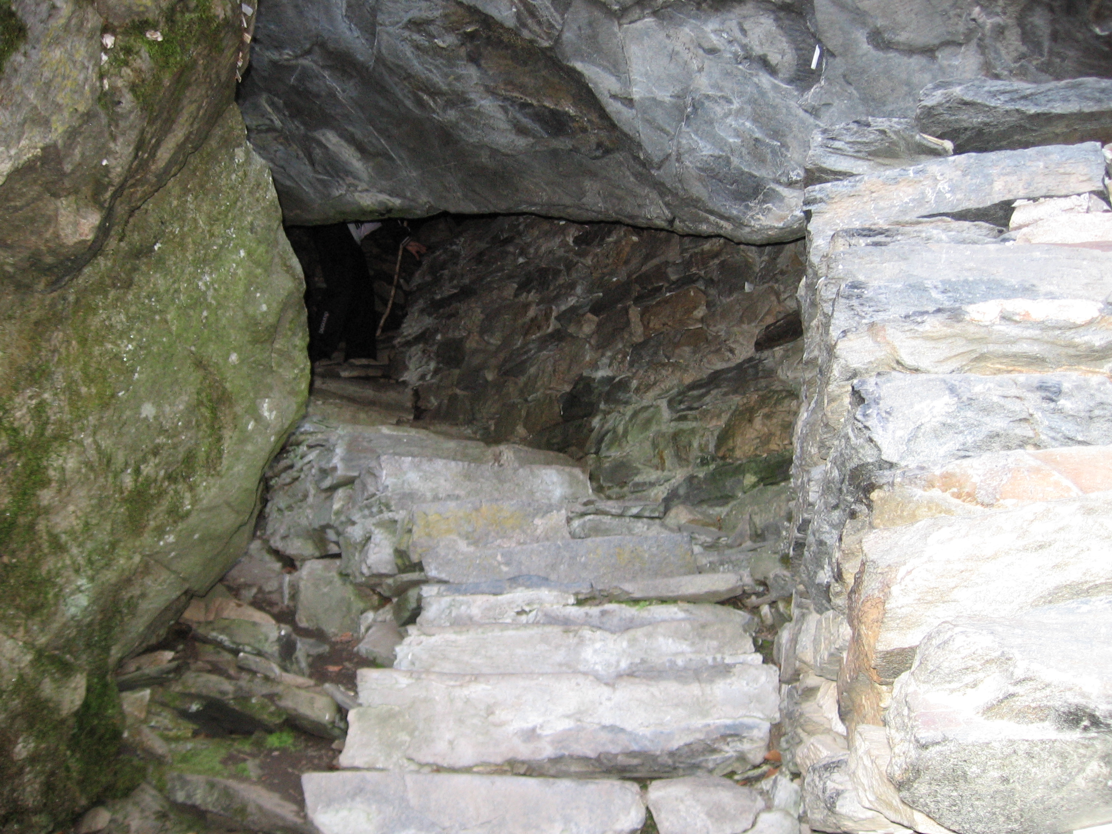  Пещерата на отшелника с Провиралката, намираща се до гроба му. 