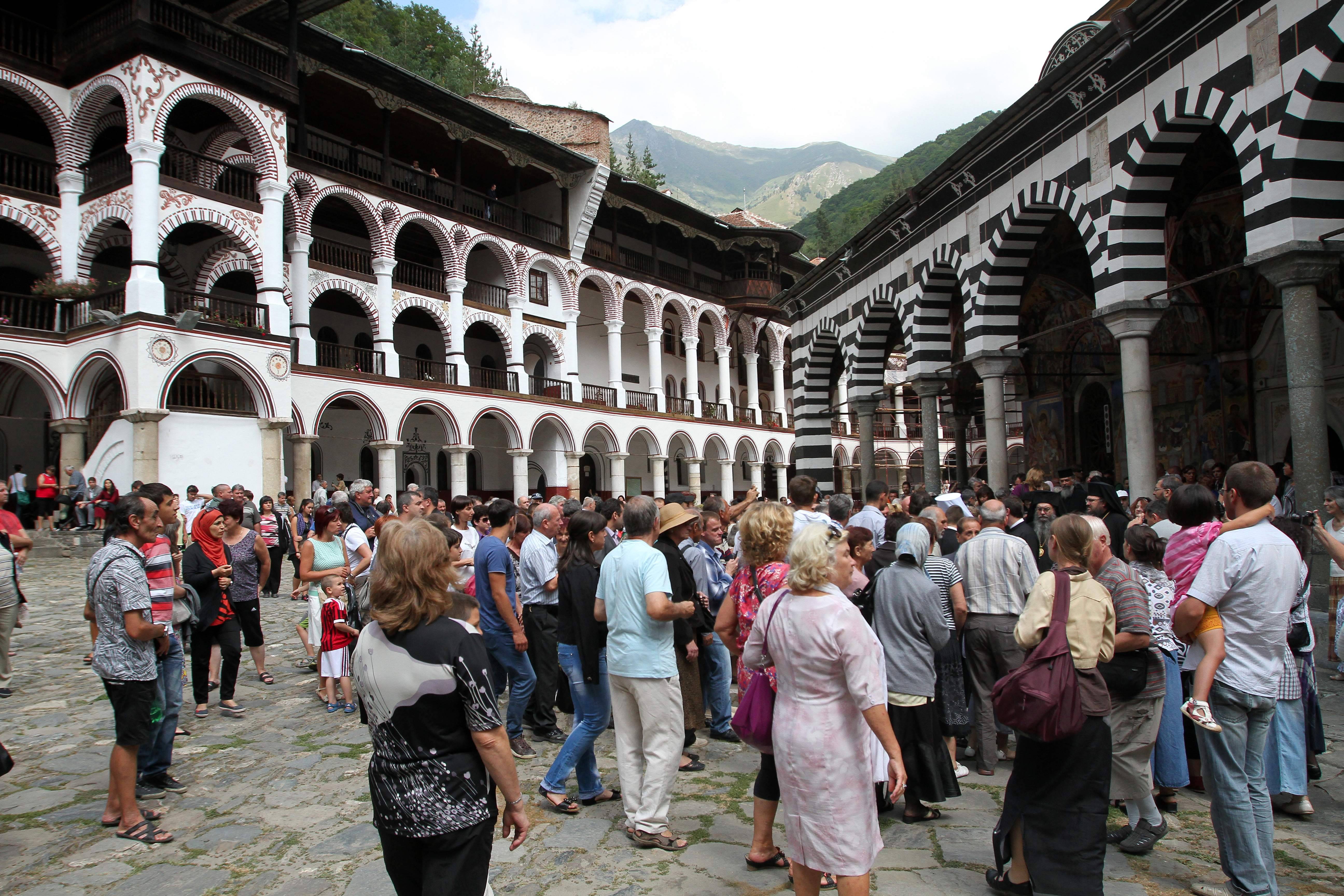  Поклонници от целия свят идват да зърнат едно от чудесата на България - Рилския манастир. 
