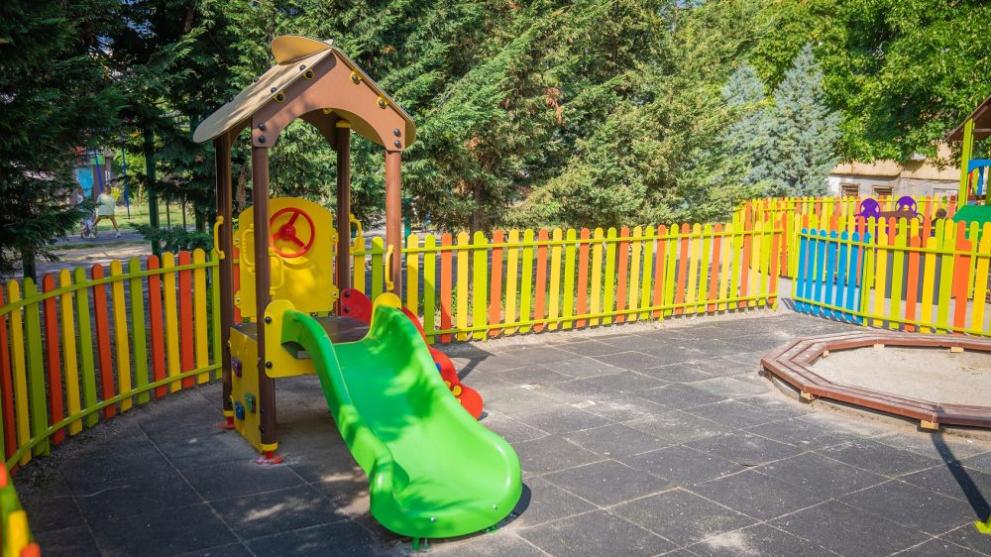 Още две детски площадки в Благоевград вече предлагат отлични условия