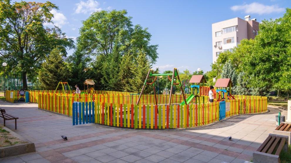 Снимка: 47-годишен мъж изхвърли марихуана на детска площадка в Благоевград