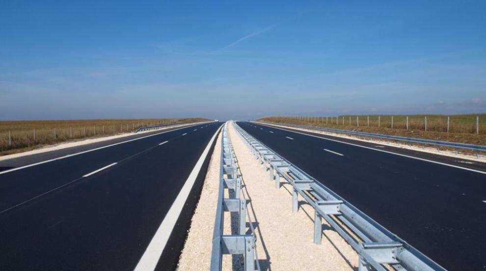 Трафикът преминава само в изпреварващата лента от 1-ви км до 15-ти км на АМ „Марица“ в посока София