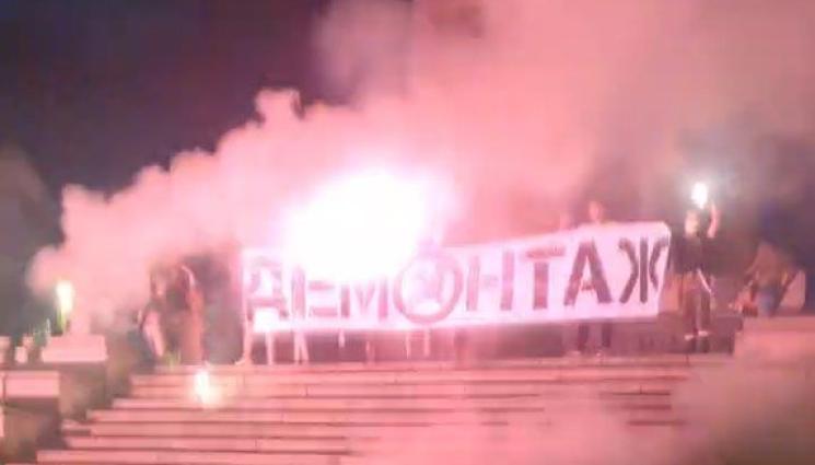 а - ВАНДАЛИЗЪМ: Атакуваха Паметника на Съветската армия, чупиха и обстрелваха с димки монумента (ВИДЕО)