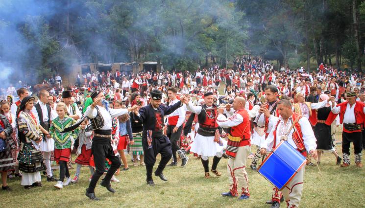 ФОЛКЛОР - НА ФОЛКЛОРНИЯ ФЕСТИВАЛ: Сватосват моми и ергени на Жеравна