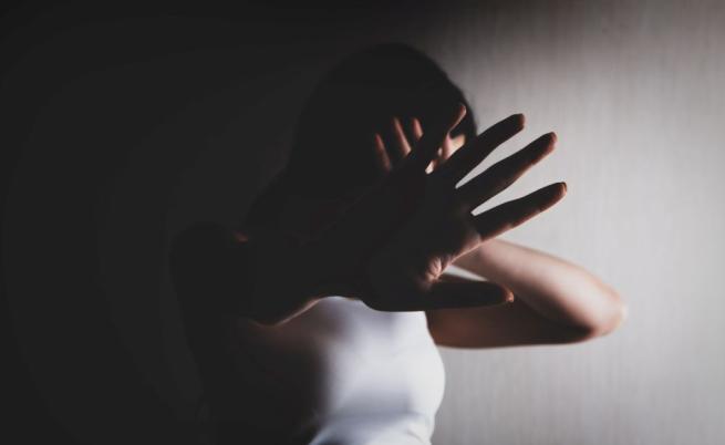 Домашно насилие в Перник: Мъж бил жена си с юмруци, 19-годишен отвлякъл приятелката си