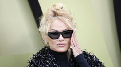 Pamela Anderson - стилна и секси в нова фотосесия