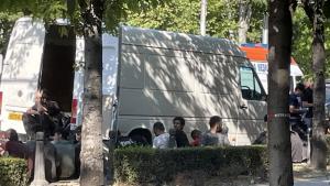 Бус с 49 нелегални мигранти задържаха в центъра на София