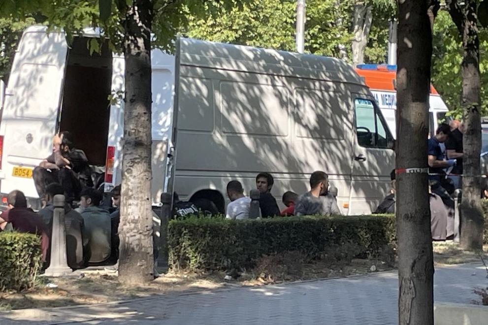 Бус с 49 нелегални мигранти задържаха в центъра на София,