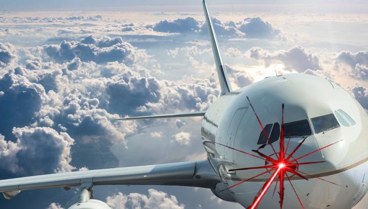 лазер самолет - ОПАСНА ИГРА! Лазери заслепяват прелитащи самолети и вертолети