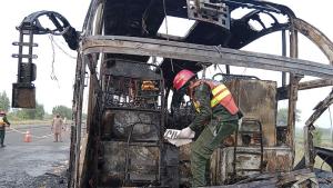 Най малко 18 души загинаха когато пътнически автобус се запали след