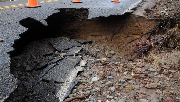 пропадане път - Пропаднал път откъсна села във Великотърновско