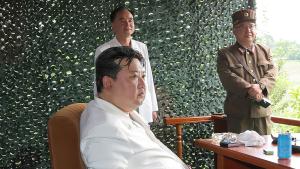 Севернокорейският лидер Ким Чен ун наблюдава изпитания на стратегическикрилатиракети в рамките