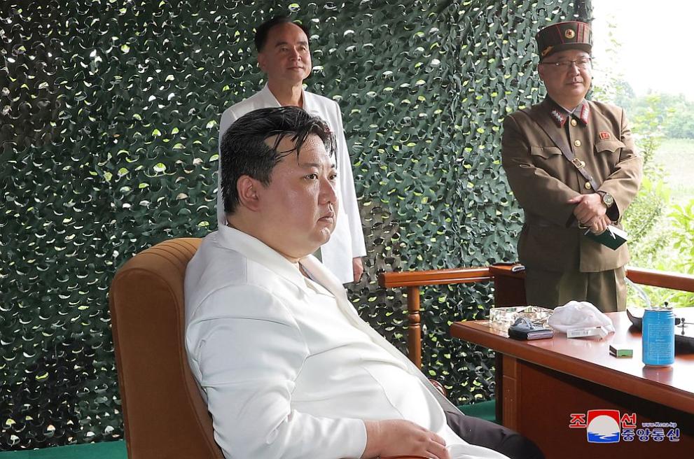 Севернокорейският лидер Ким Чен-ун наблюдава изпитания на стратегическикрилатиракети в рамките