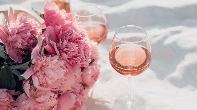 Цветята на масата променят вкуса на виното