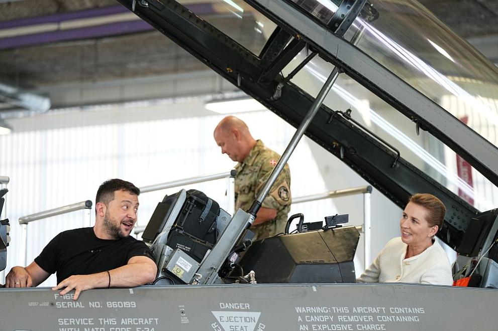 Зеленски и датската премиерка Мете Фредериксен в самолет Ф-16 в датска военновъздушна база