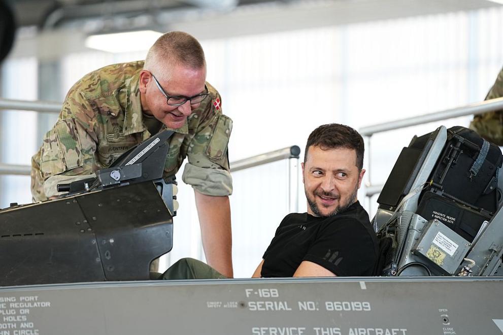  Зеленски и датската премиерка Мете Фредериксен в аероплан Ф-16 в датска военновъздушна база 