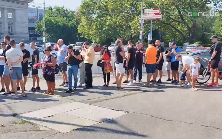Огромна опашка за билети пред 