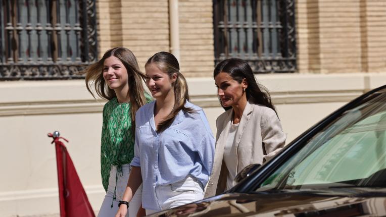  Испанският крал и кралица изпратиха огромната си щерка в казарма 