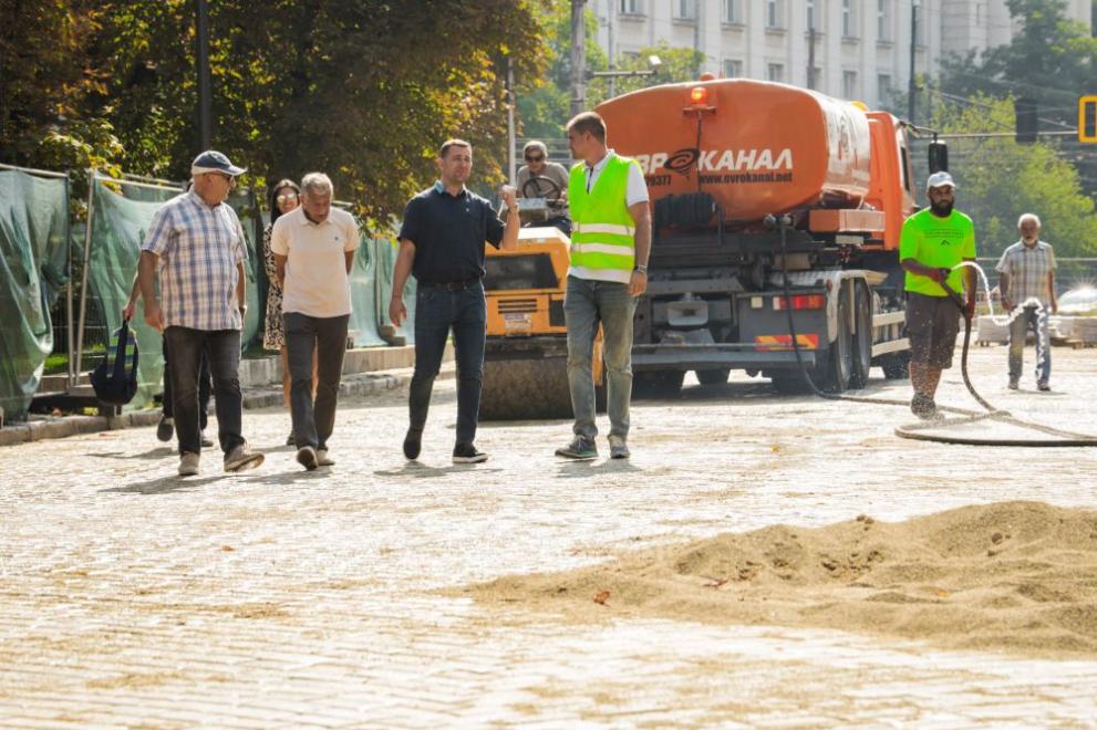 Пренареждането на жълтите павета продължава, като са направени почти 50%