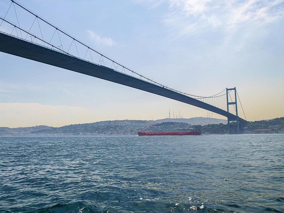 Движението на кораби в турския пролив Босфор беше преустановено тази