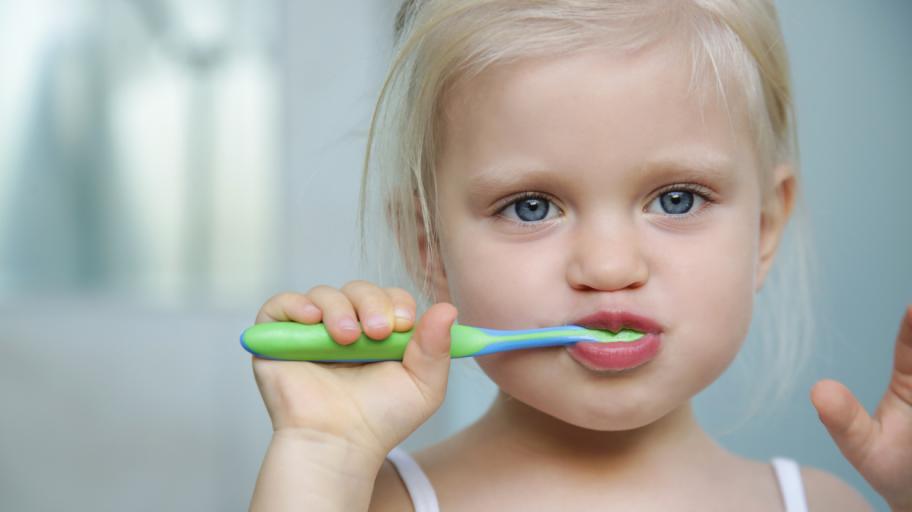 Кога започваме да мием зъбите на детето и колко време е нужно? Разказва доц. Маркова
