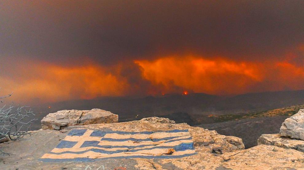 Апокалиптични картини в Гърция: Невиждан огнен ужас, димна завеса и страх (ГАЛЕРИЯ)
