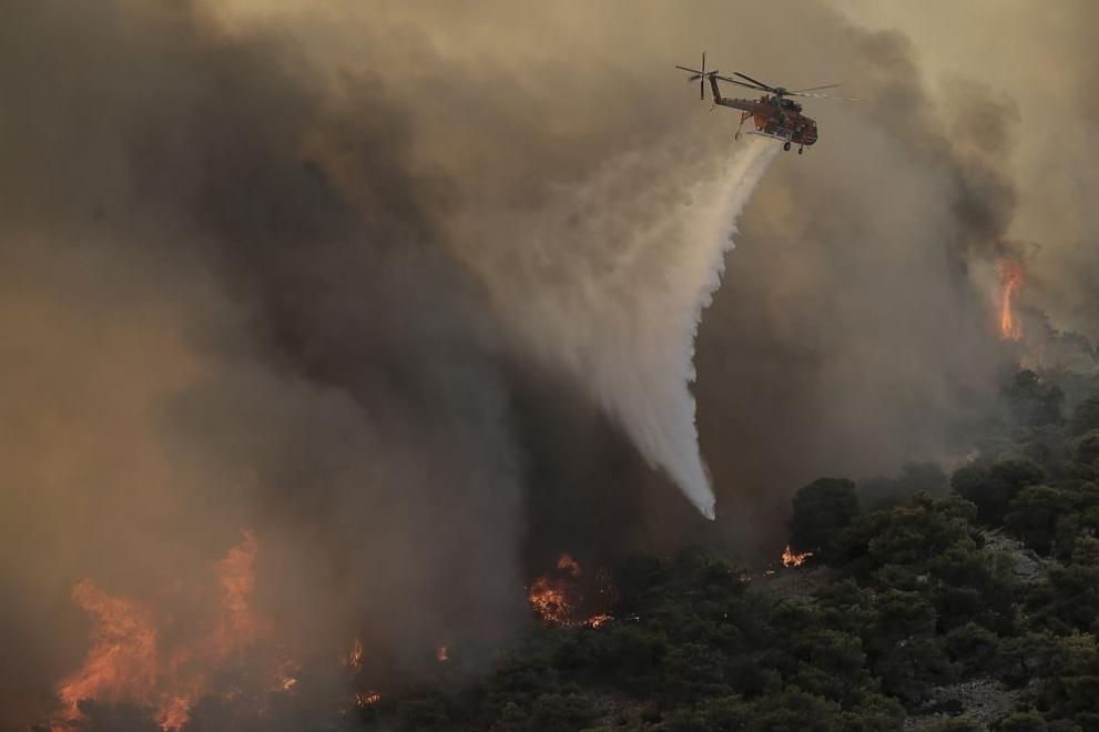 Положението заради пожарите в Гърция продължава да бъде усложнено, информират