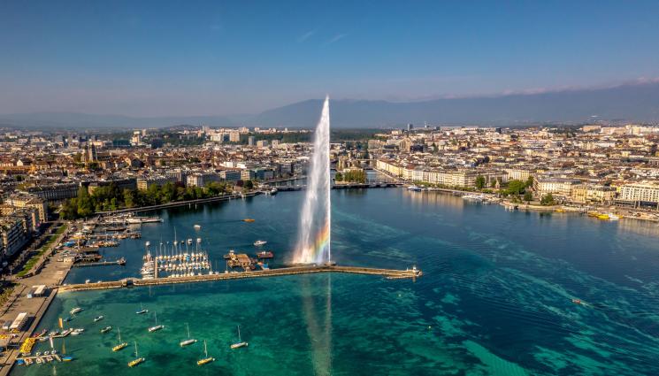 Фонтанът Же д О - ЛУДОСТ: Фонтан вдигна любопитен турист във въздуха!