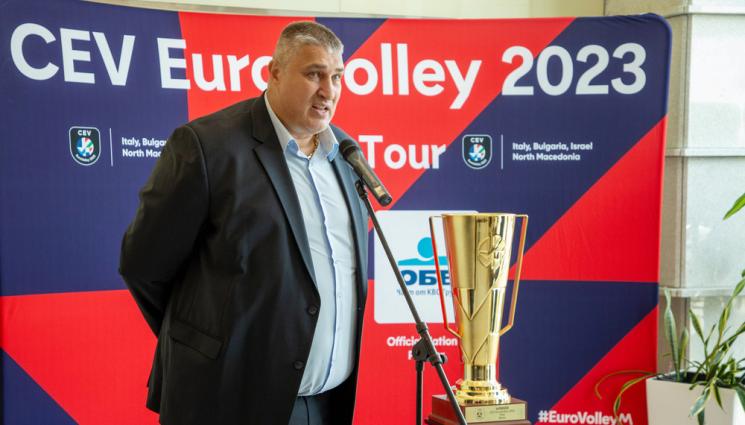 Любо Ганев купа Европейско - Тя е златна, изящна и достъпна! Насладете се на шампионската купа от Евроволей за мъже