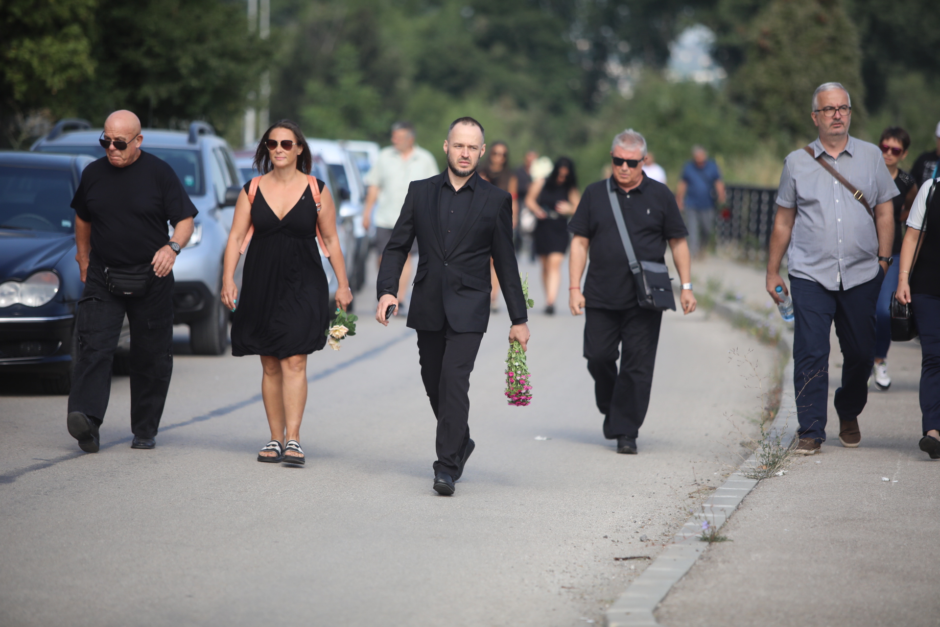 <p>Близки и познати изпращат Алексей Петров в последния му път. Поклонението е в Православен гробищен парк "Св. Архангел Михаил" в кв. "Бояна" в София</p>