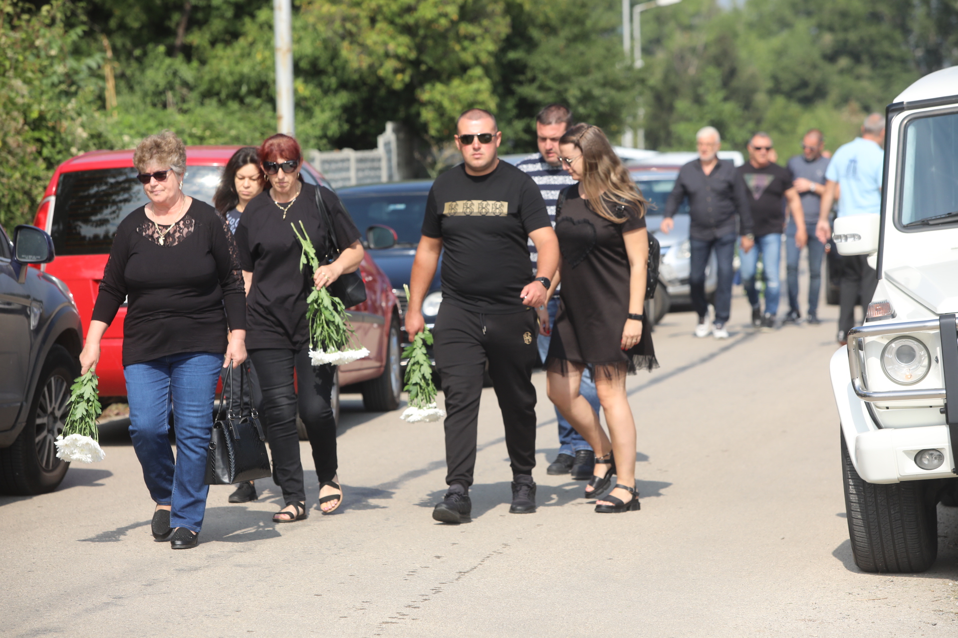 <p>Близки и познати изпращат Алексей Петров в последния му път. Поклонението е в Православен гробищен парк &quot;Св. Архангел Михаил&quot; в кв. &quot;Бояна&quot; в София</p>