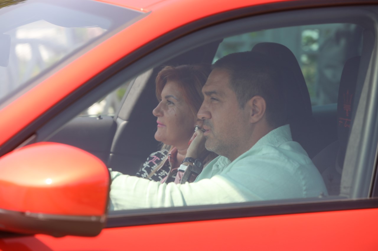 <p>Близки и познати изпращат Алексей Петров в последния му път. Поклонението е в Православен гробищен парк "Св. Архангел Михаил" в кв. "Бояна" в София</p>