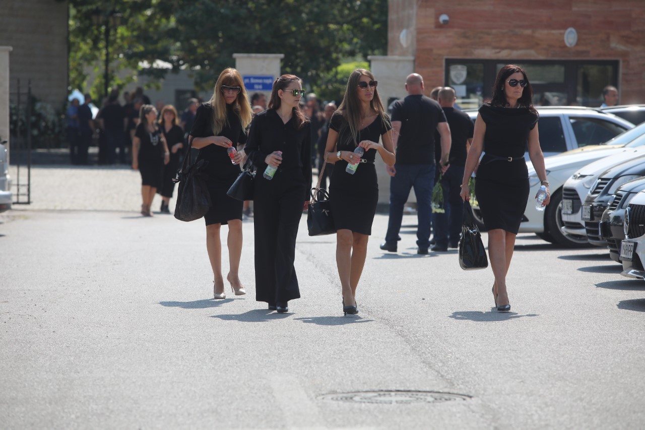 <p>Близки и познати изпращат Алексей Петров в последния му път. Поклонението е в Православен гробищен парк "Св. Архангел Михаил" в кв. "Бояна" в София</p>