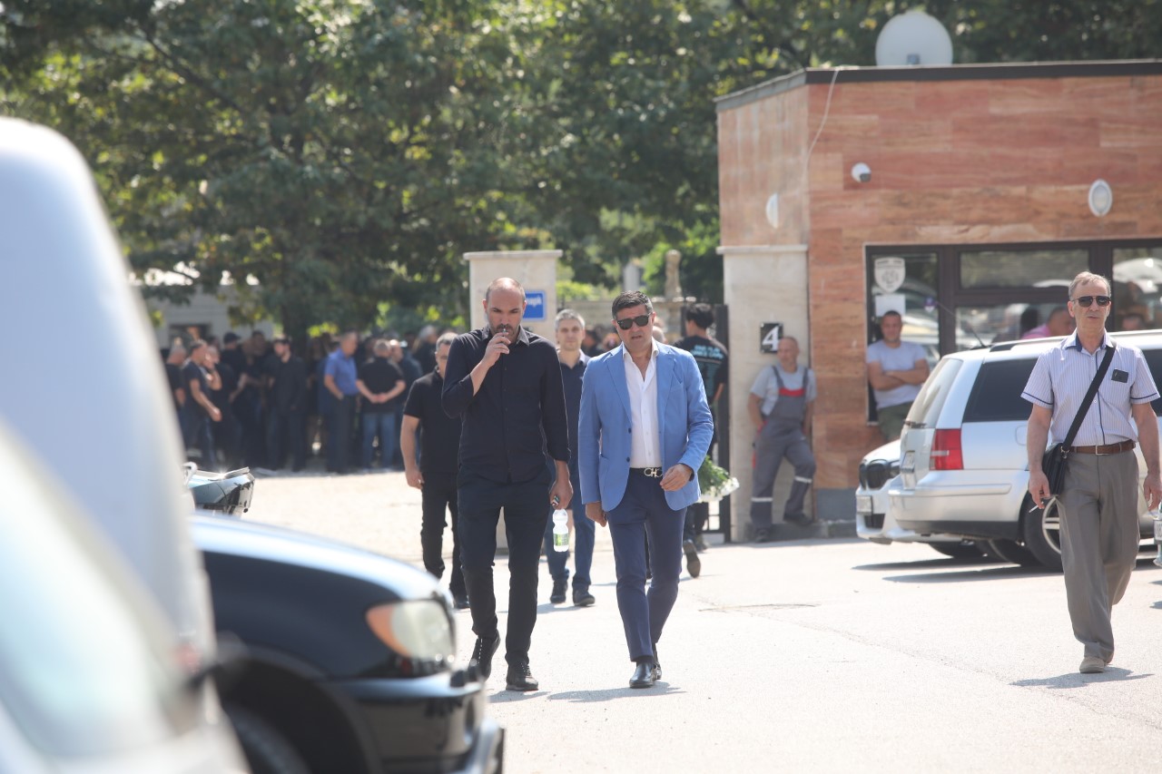 <p>Близки и познати изпращат Алексей Петров в последния му път. Поклонението е в Православен гробищен парк "Св. Архангел Михаил" в кв. "Бояна" в София</p>