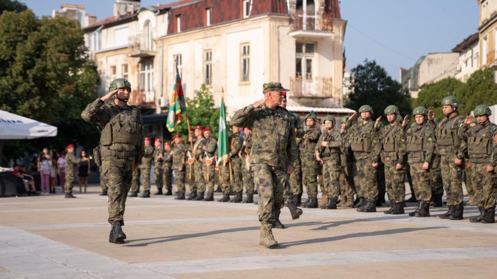 С тържествена церемония на площад Македония“ в Благоевград висши военни